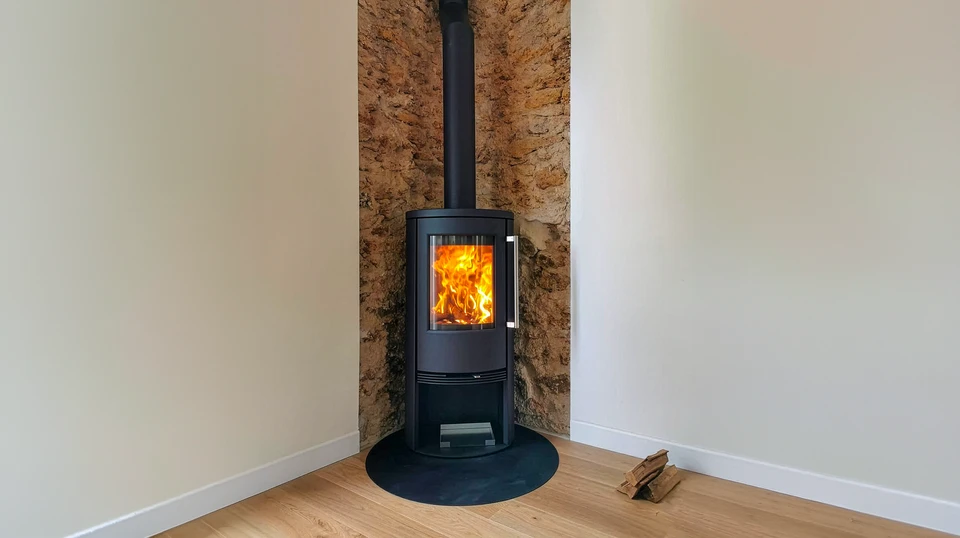 Intérieur résidentiel avec poêle à granulés moderne en fonctionnement, flammes visibles dans le foyer